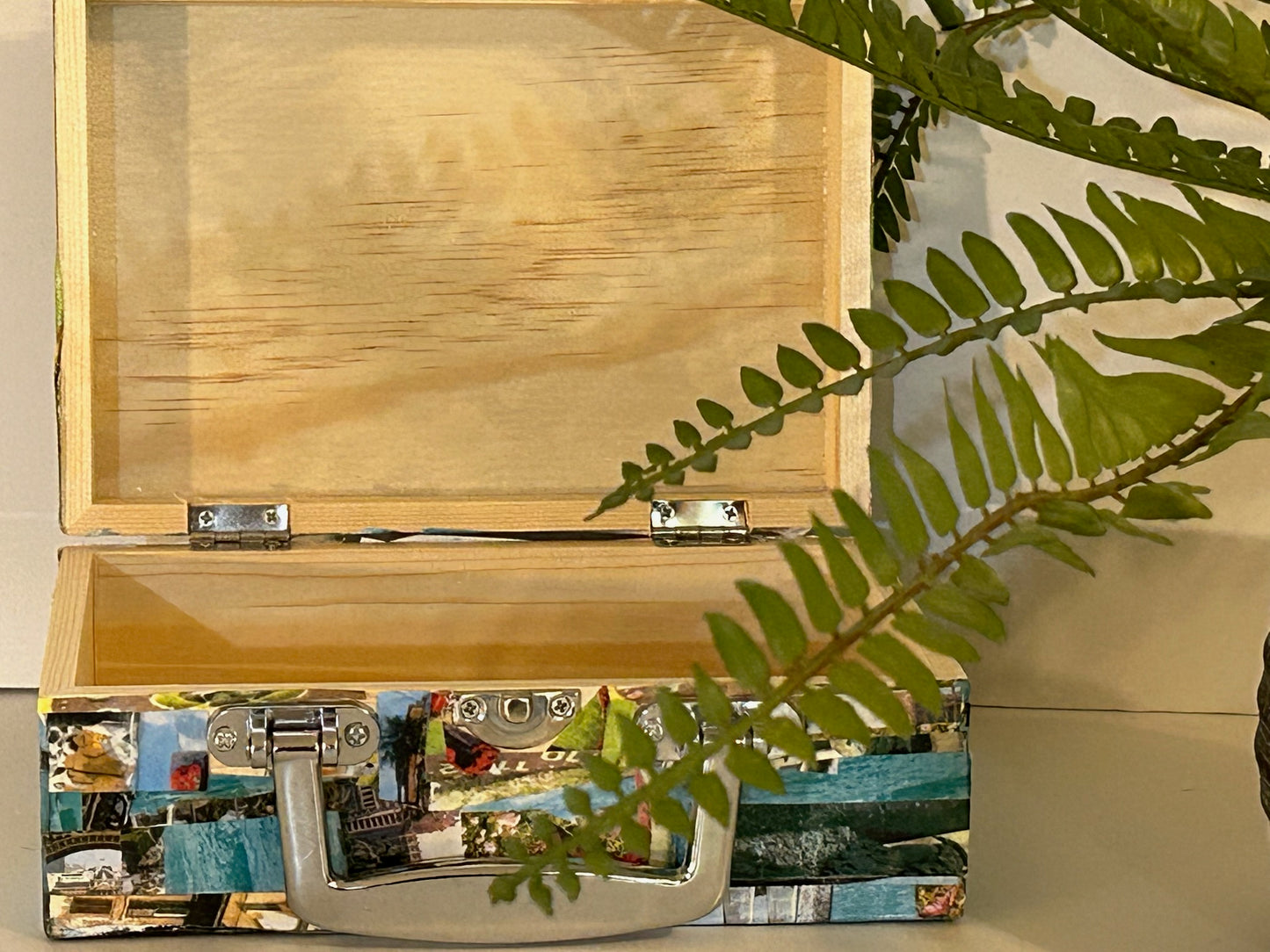 The Clock Voyage-International-Metal Plastic Handle